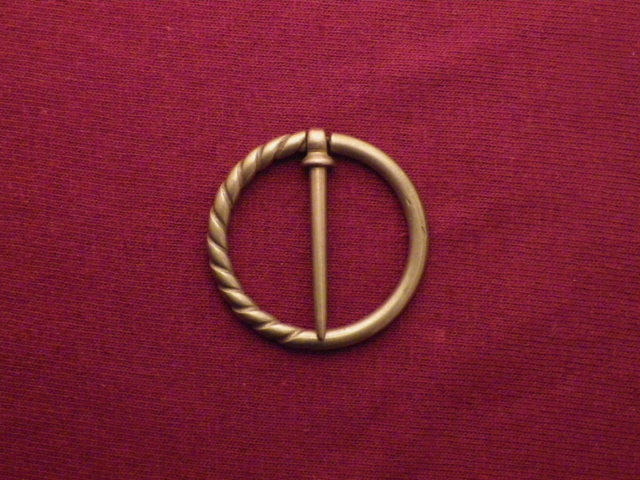 Half Flat Twisted Annular Brooch